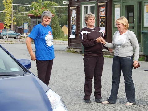 Loddselger Lillian gratulerer den heldige bilflaxloddkjøperen  