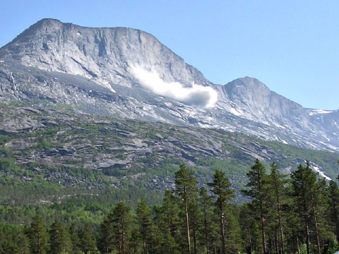 Det gikk stadig ras i fjellet  