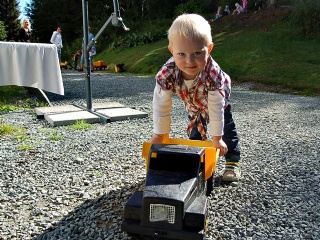 Emma leker med lastebilen  
