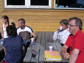 F.v.bak: Anne Ree, Kjell Vuttudal, og Trine Grønset (rygg). T.h. Nils Olav Grefstad og Arnt Ree som slapper av i solveggen  