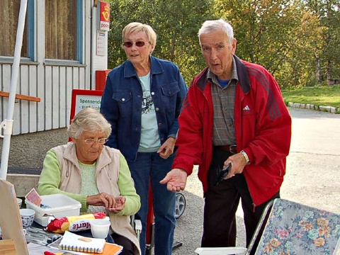93-årige Jon Holte fra Bjørnli var innom og tok lodd. Den spreke karen skulle til Tifjellet ut i Rindal.  