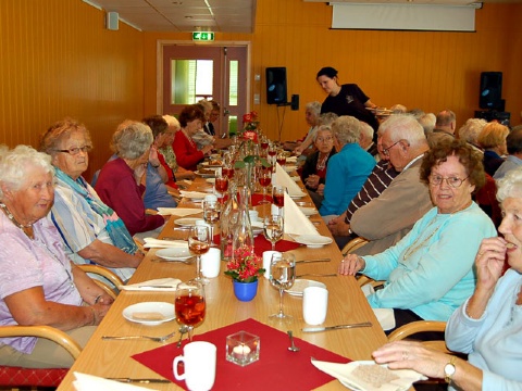 Her får de servert middag  