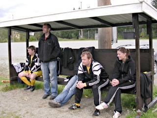 Benken: F. v. Stig Ristesund, trener Magne Kirkholt, Stig Kalstad og Ida Rikstad. 