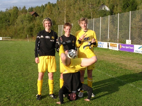 Målscorere: F. v. Ola Resell, Knut Kåre Brøndbo og Lars Syrstad. Aleksander Havaas står foran på hodet  