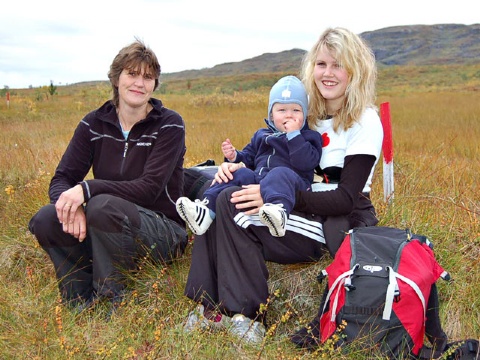 Åse, og Eli med Evander på fanget  