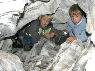Ole Andreas og Nikolai i en av kalksteinsgrottene. Her fulgte de grotta og delvis bekken til de kom ut i det fri igjen 