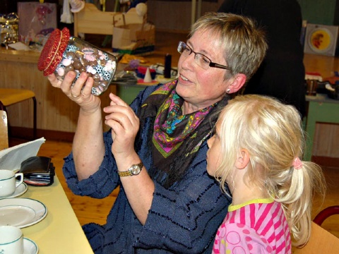 Bestemor Eli Anne og Ildri teller godteri  
