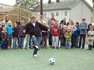 Ordfører Ivar Syrstad foretok åpninga ved å sparke ballen i mål 