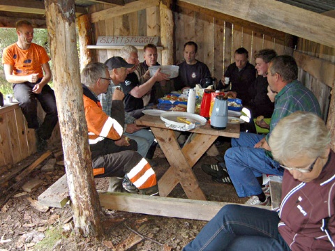 Maten smakte godt for Erik Sørløkk, Odd Lilleås, Brynjar Einnum, Ola K. Loe, Geir A. Steigedal</div>
            </div>    
        </article>
        
        
    </div>
    <div class=