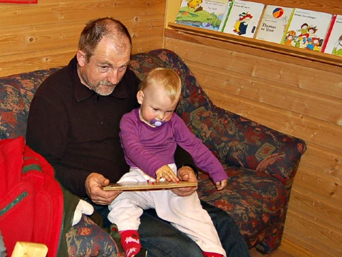 Paul med barnebarnet på fanget  