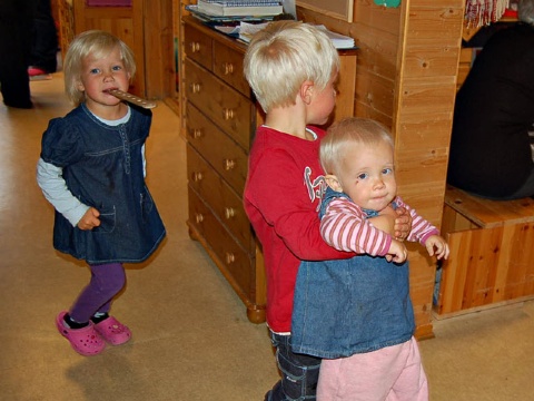 Storebror passer lillesøster  