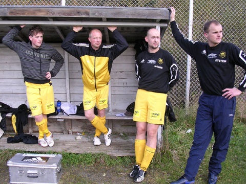 På reservebenken f.v. Vegar Svartbekk, Torgeir Midtlyng, Joar Syrstadeng og Eystein Steigen  