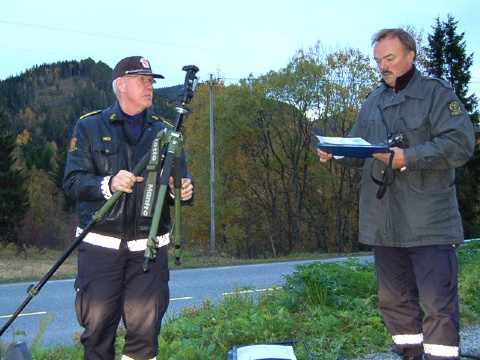 Utstyret ryddes sammen. F. v. Asbjørn Liberg og Jan Tømmervold  