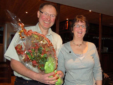 Turid Kristin Simundset overrakte blomster til Oddvar  