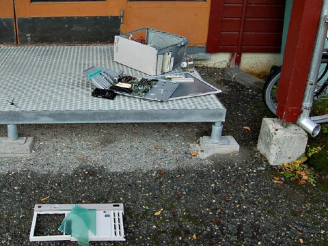 Knust datamaskin på trappa  