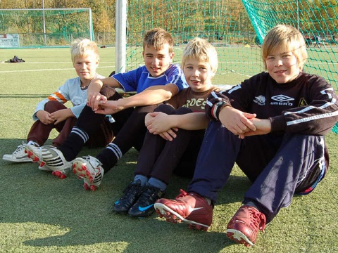 F. v.: Christian Jonli, Kenneth Flytør Heggem, Marius Krokdal og Andreas Rennan i nye røde fotballsko.  