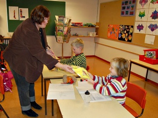 Kari Ingeborg deler ut reflex-vester .... 