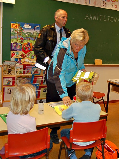 - og Aud hjelper til  