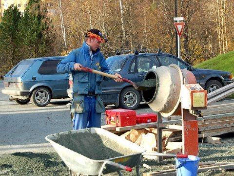 Marius Groeggen ved sementblanderen  