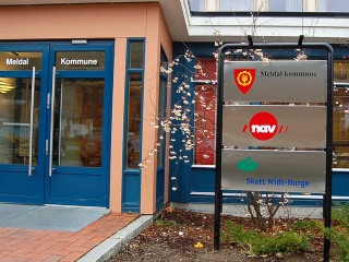 Det har kommet et nytt skilt utenfor Rådhuset 