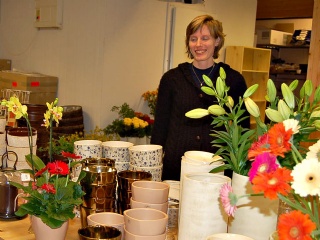 Joren trives blant blomster 