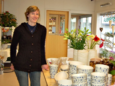Hun har åpen butikk og blomstersalg hver dag  