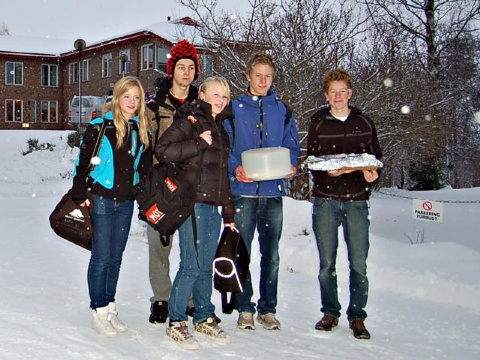 Kristine Røttereng, Anne Rikstad, Eirik Skjevdal, Knut Kåre Brøndbo og Eddie Lyngvær klar med bløtkaka  