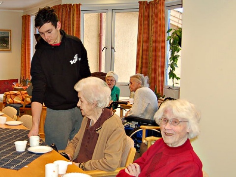 Eddie serverer ved Helsetunet  