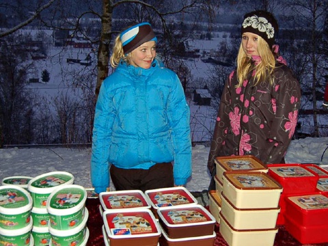 Astrid Smeplass og Sara Jerpstad solgte julekaker  