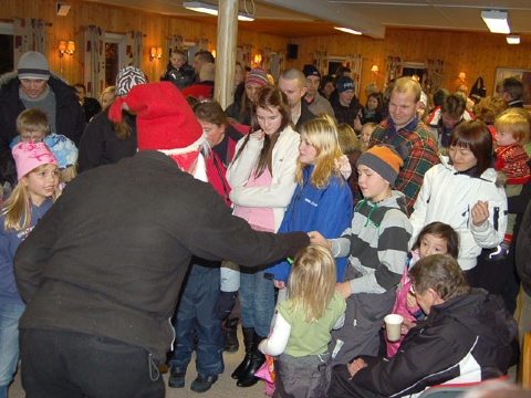 Køen av barn og voksne vokste fort  
