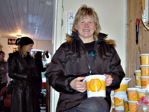 Ingrid solgte honning fra frittlyvende bier  