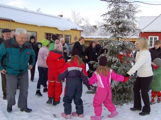 Så ble det gange rundt juletreet 