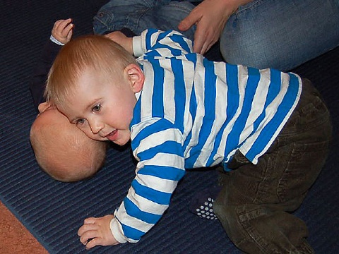 Jo koser med Sander  