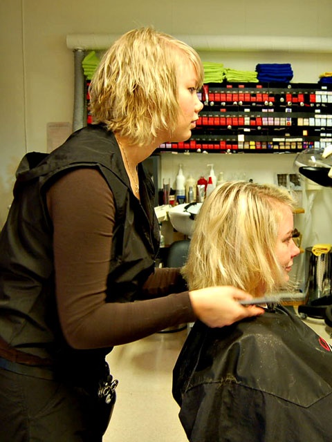 En konsentrert Gunn Mari friserer Camilla  
