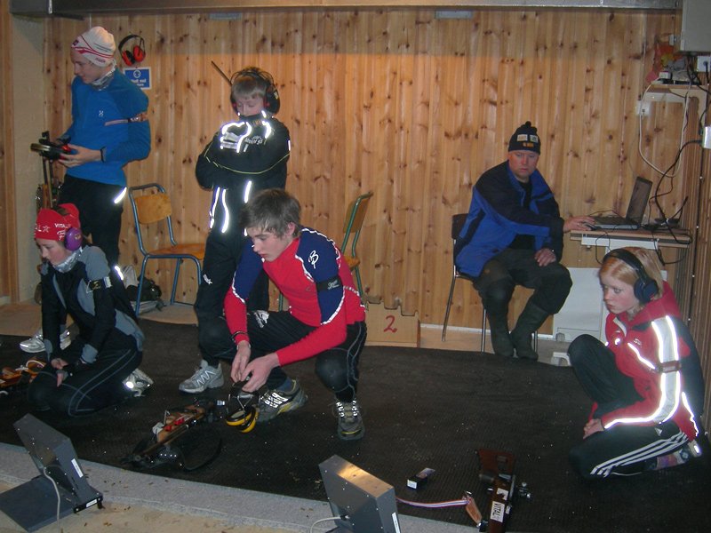 Skiskytterne følger spent med på anvisningen. Mari, nr. 3 fra v. ble best av de yngste  