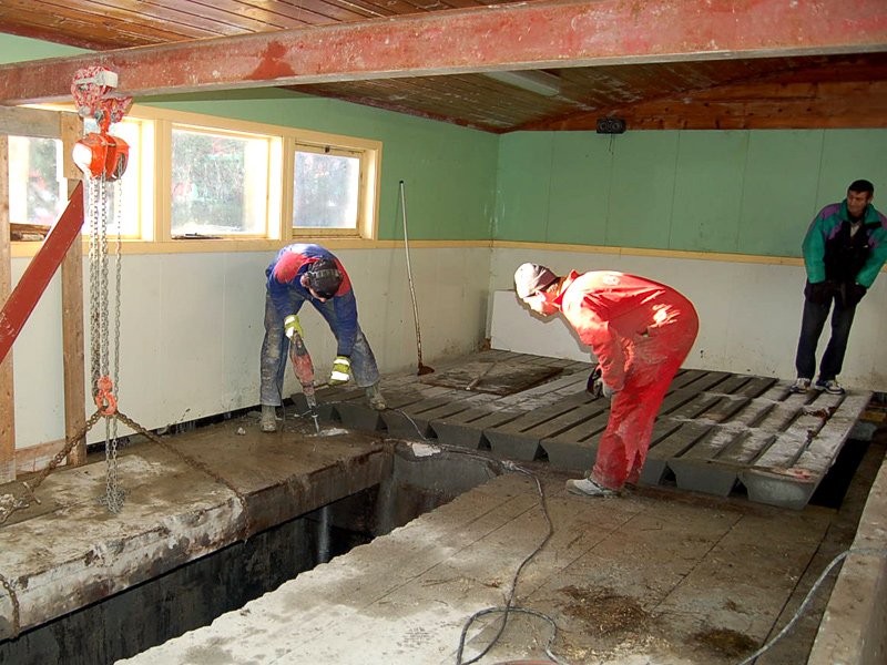 Stein Sørløkk følger med på arbeidet til Jøran Jakobsen. Ola Granmo var på besøk  