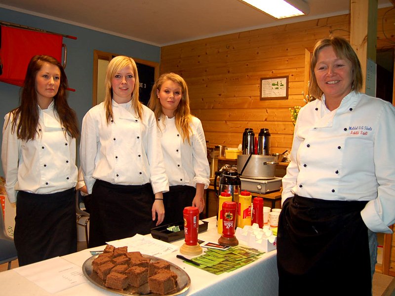 Yvonne Solstad, Kathrine Gangås og Anne Mari Eklid og lærer Åshild Sveli  