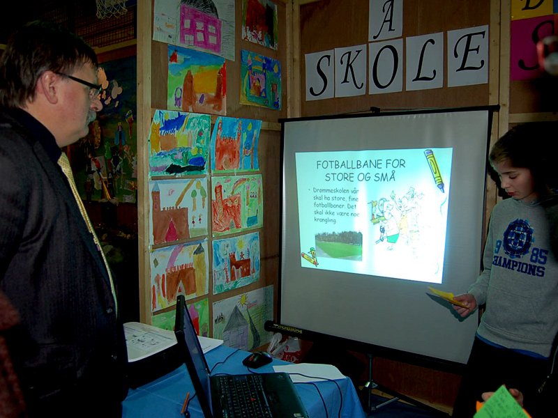 Her får ordfører Ivar Syrstad høre og se om drømmeskolen på Å  