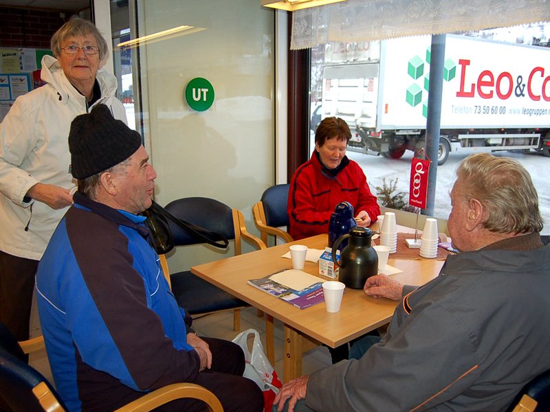 Elsa setter seg sammen med Per, Anne og Ola O. Muan  