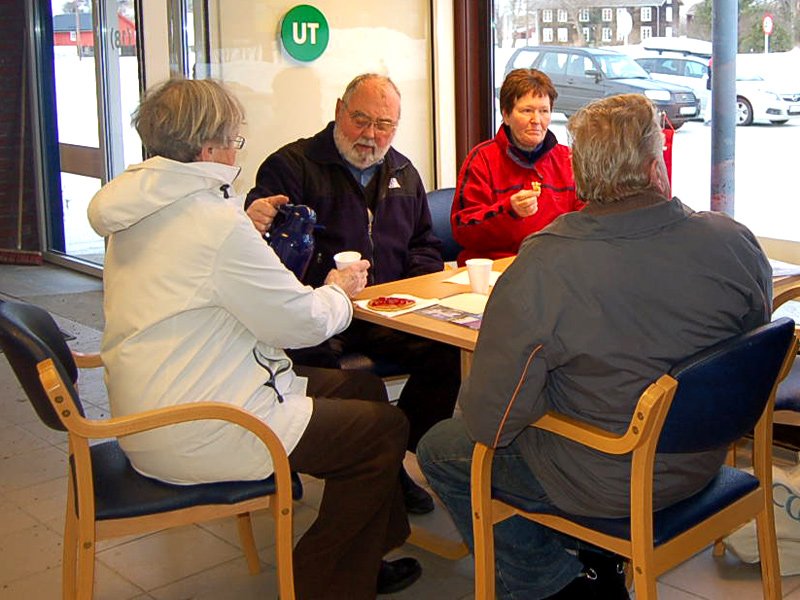 Steinar skjenker kaffe, og de får ei trivelig stund på butikken  