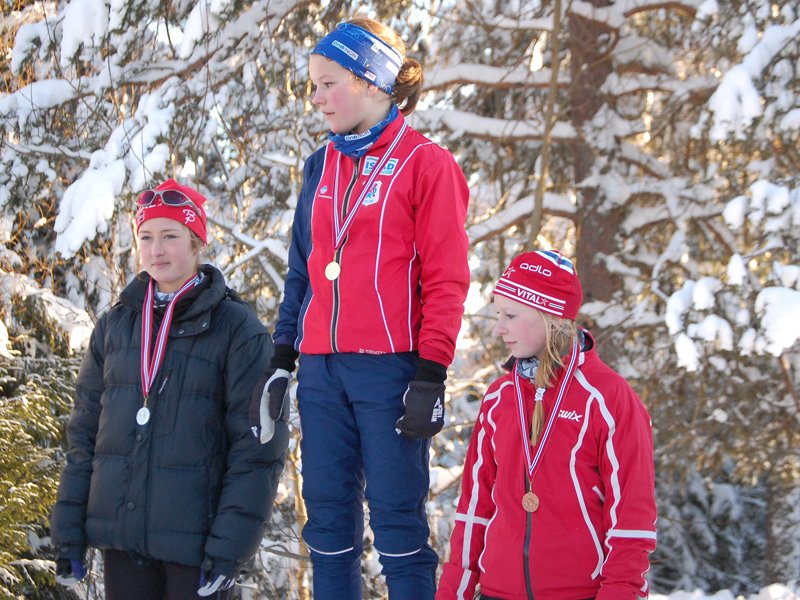 Mari fikk her sin sølvmedalje  