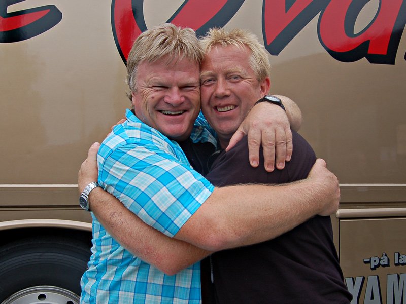 Willy i Ole Ivars omfavner Gunnar  