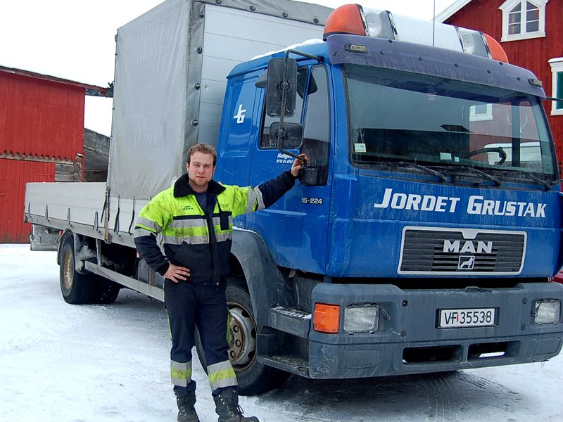 Hallgeir ved lastebilen 