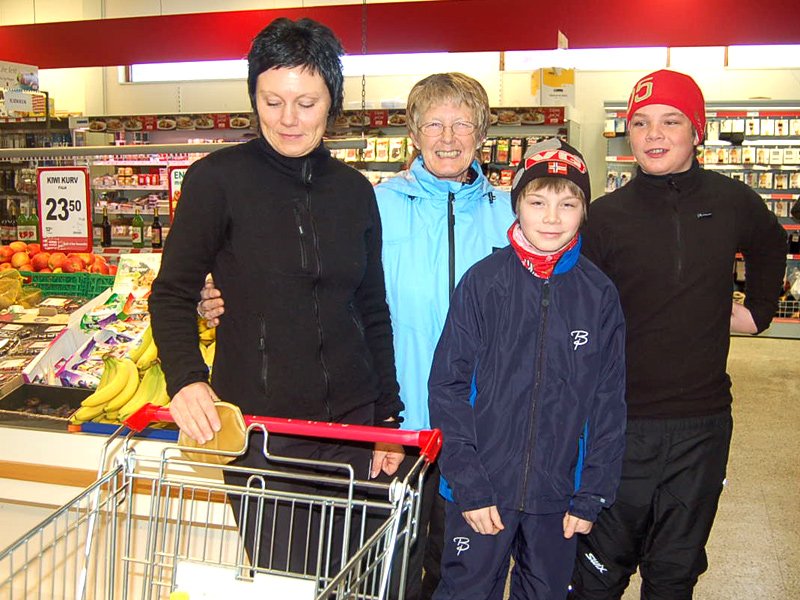F.v. May Tove, bestemor og guttene 