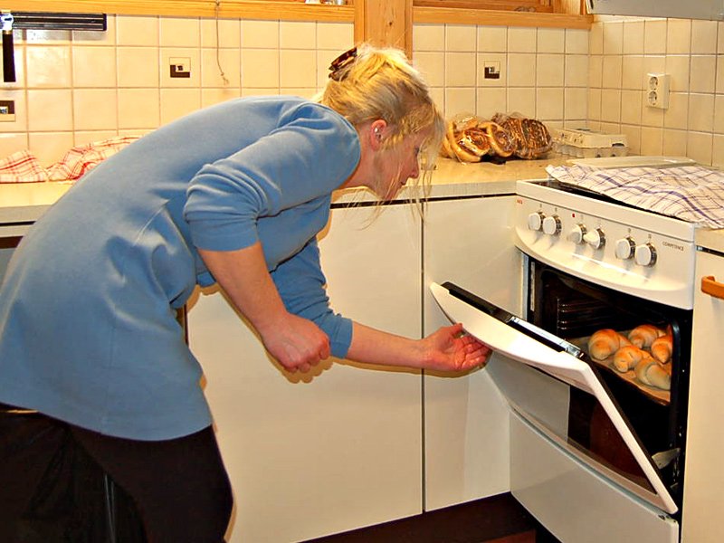 Aud sjekker om gjærbaksten er ferdig 