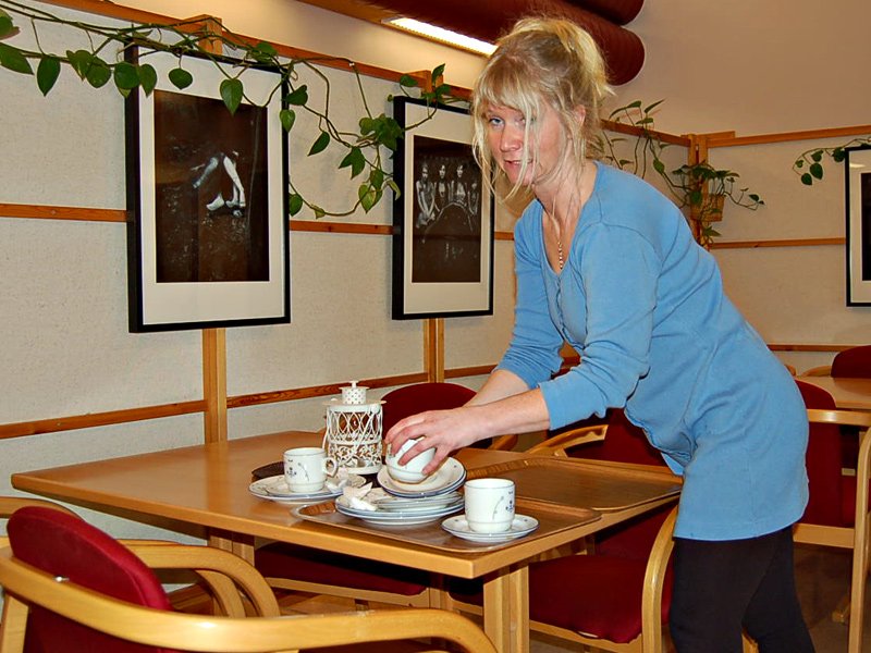 Aud rydder av bordet  