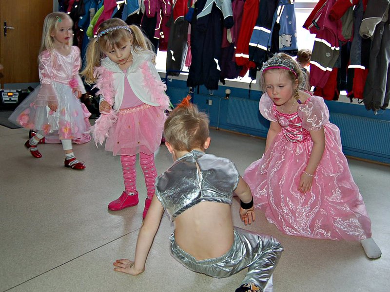 Rockeartisten danser med noen prinsesser  