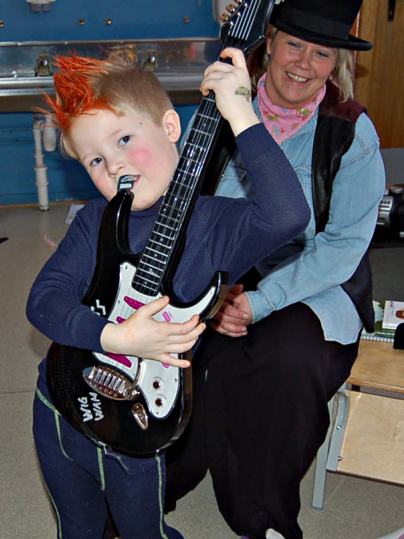 Rockeartisten med gitar har fått på s</div>
            </div>    
        </article>
        
        
    </div>
    <div class=