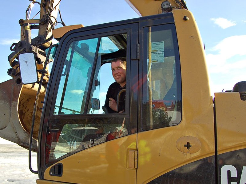 Rune Husby i gravemaskina  