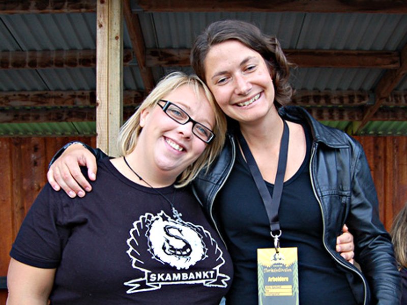 Hilde (t.h.) sammen med venninnen Camilla Hjertø under Storåsfestivalen 